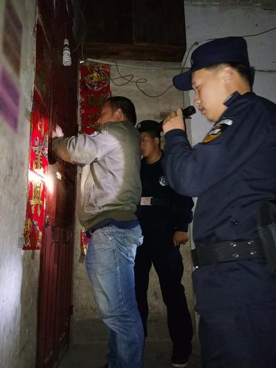 平乐乡粗心妈妈误将幼女锁家中 民警全城寻开锁师傅开门